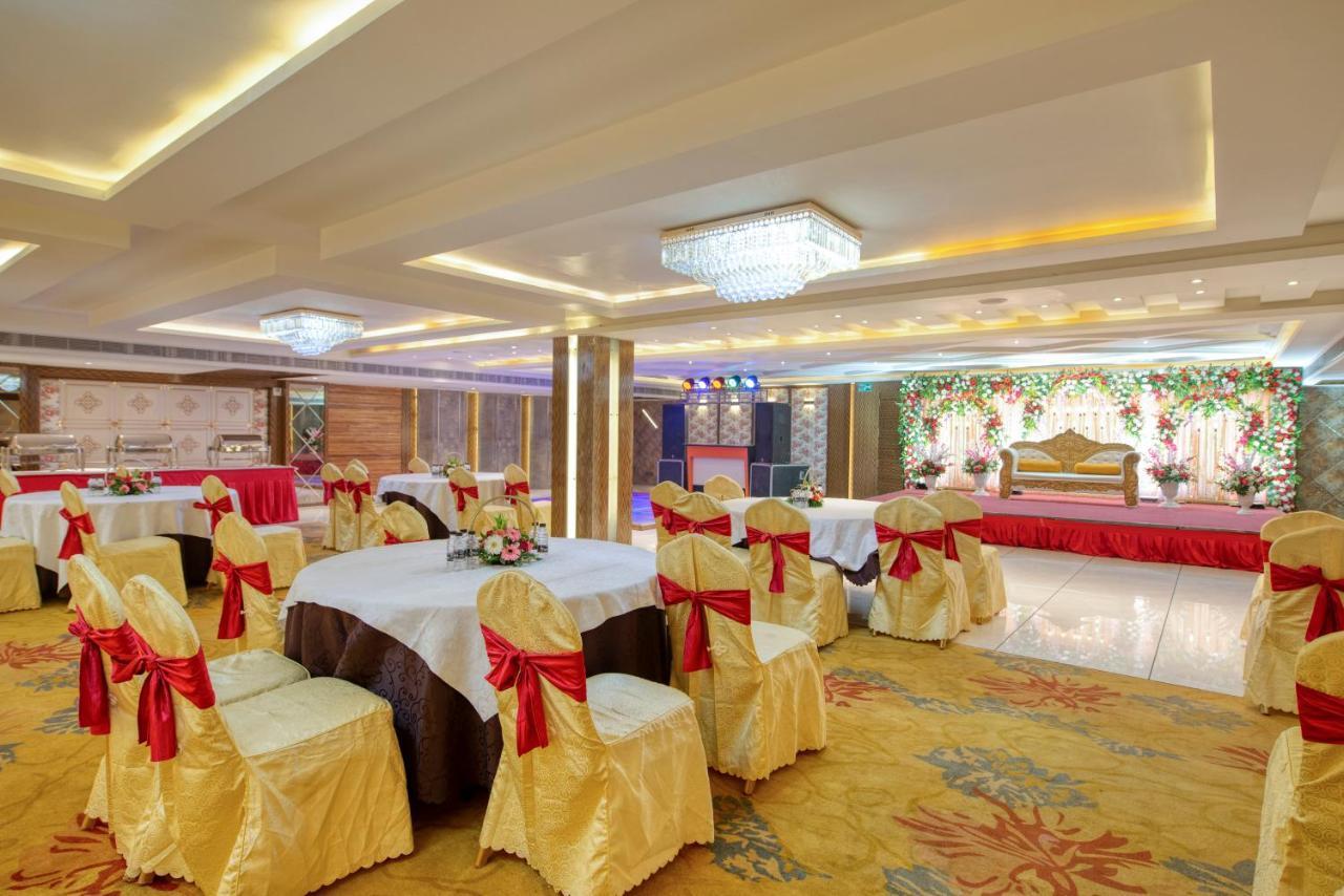 Om Clarks Inn Raebareli Экстерьер фото