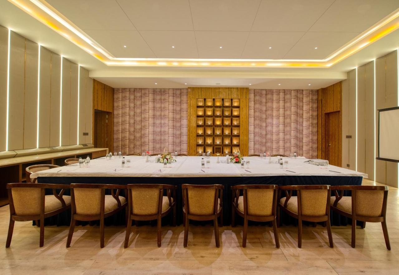 Om Clarks Inn Raebareli Экстерьер фото