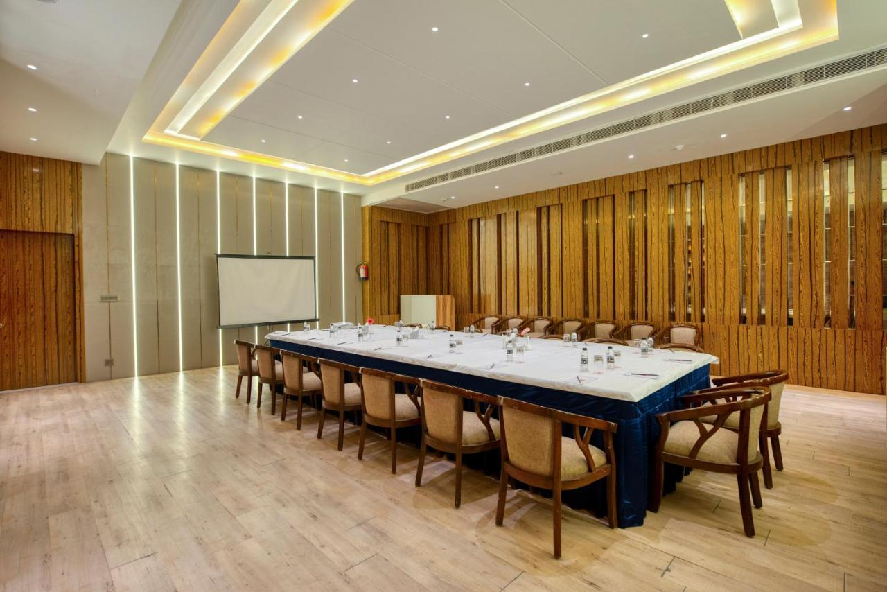Om Clarks Inn Raebareli Экстерьер фото