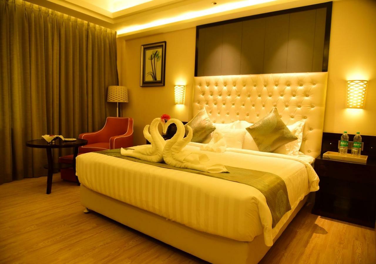 Om Clarks Inn Raebareli Экстерьер фото