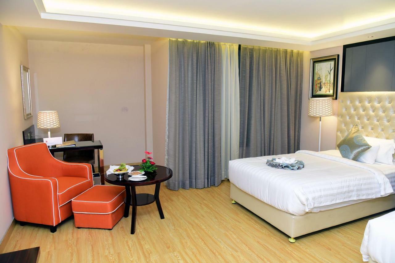 Om Clarks Inn Raebareli Экстерьер фото