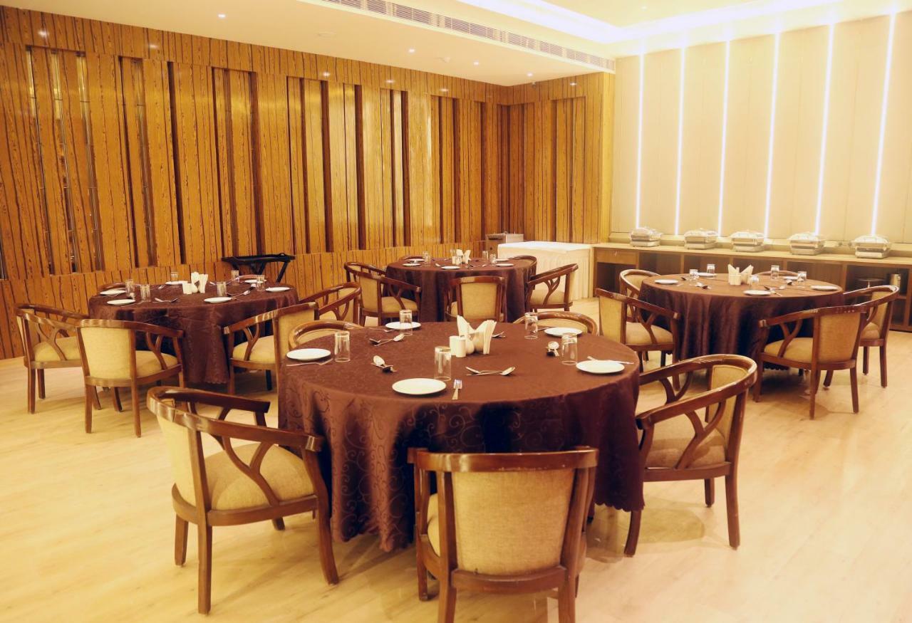 Om Clarks Inn Raebareli Экстерьер фото